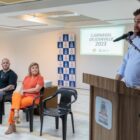 Secretário de cultura discursa em púlpito observado por outras pessoas sentadas