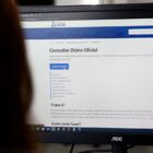 pessoa olha o Diário Oficial na tela do computador