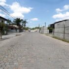 Imagem da rua Copacabana, em paralelepípedo, com blocos de concreto ao lado
