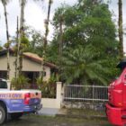 Caminhão do Bombeiros e carro da Defesa Civil em frente a imóvel atingido