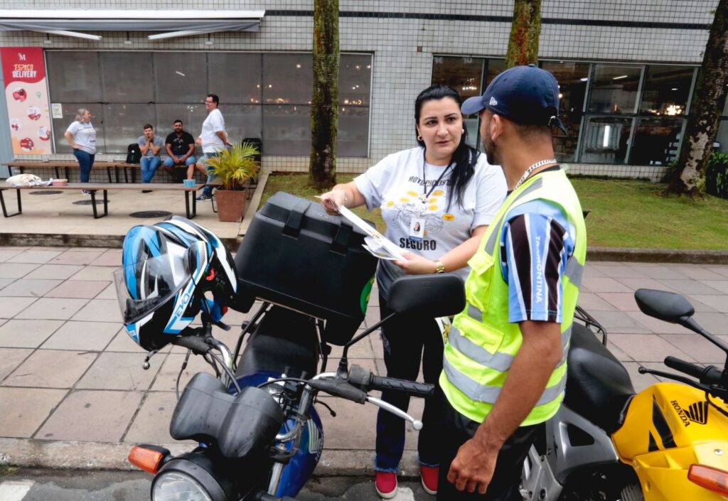 Prefeitura de Joinville realiza blitz educativa com foco nos motofretistas