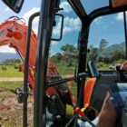 Homem dirige trator em propriedade rural