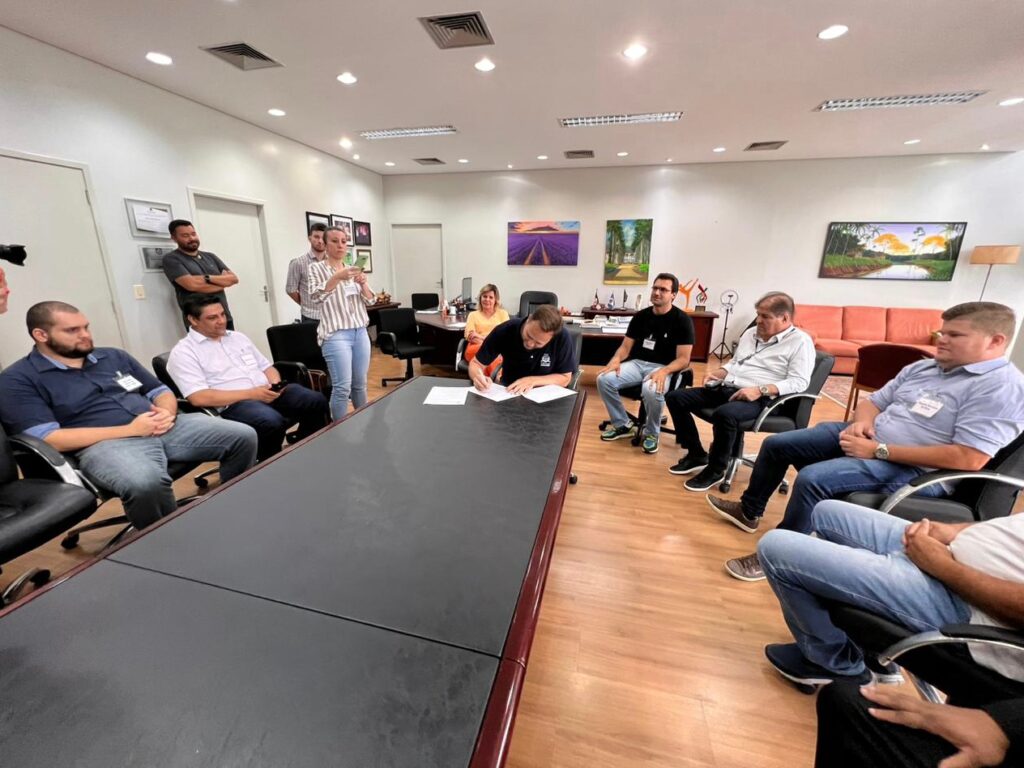 Prefeito sanciona Lei que desburocratiza o transporte privado de passageiros em Joinville