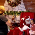 Criança tira foto com papai noel