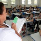 professora em sala de aula com alunos