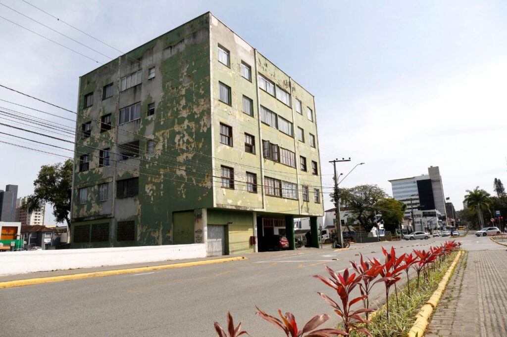 Prefeitura de Joinville inicia demolição do Prédio Verde na segunda-feira