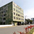 Fachada do prédio verde, próximo da sede da prefeitura
