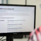 Mulher observa tela de computador na página da prefeitura com informações do Simdec