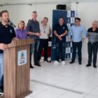 Prefeito Adriano SIlva discursa durante evento