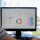 Mulher observa tela do computador com números da saúde de Joinville