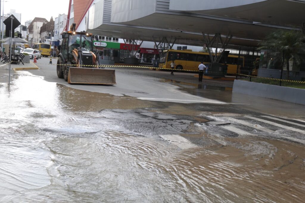 Águas de Joinville realiza reparo de vazamento na rua Nove de Março