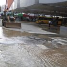 Máquina trabalha ao lado de terminal de ônibus