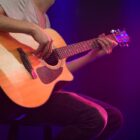 Músico toca violão
