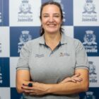 Secretária de esportes interina posa para foto de braços cruzados e sorrindo