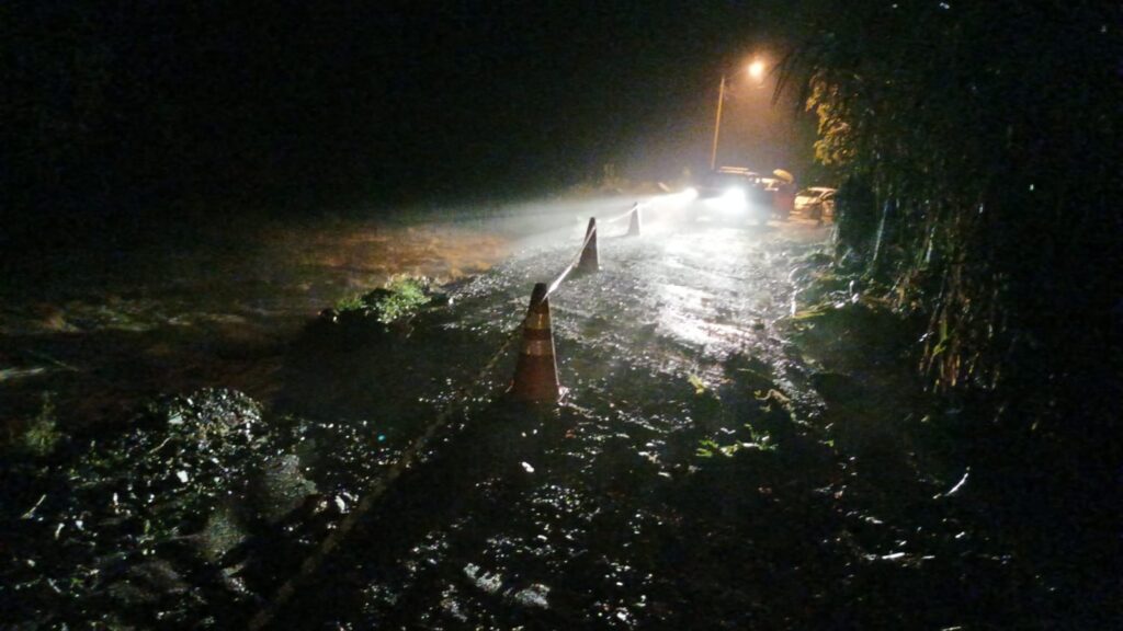 Enxurrada causa estragos em ponte e ruas de Pirabeiraba