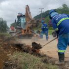 Homens trabalham em reparo na rede de água