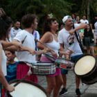 Pessoas tocam tambores em apresentação de Maracatu