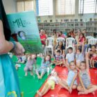 Crianças ouvem contação de histórias
