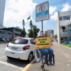 Totem com mensagem de conscientização em placa de trânsito