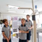 Crianças ao lado de projeto de poste sustentável