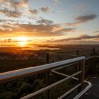 Imagem da torre do Mirante, com o pôr do sol