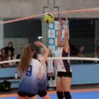 meninas em quadra jogando voleibol