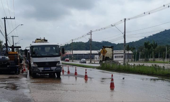 Águas de Joinville realiza manutenção emergencial na avenida Santos Dumont