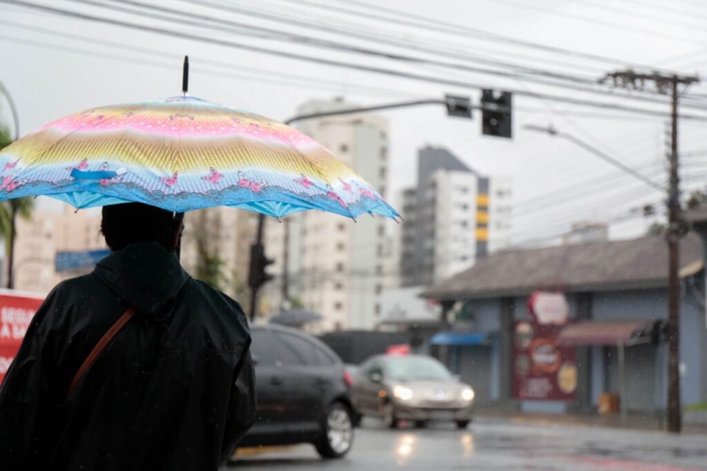 Defesa Civil emite alerta para risco de temporal isolado nesta quarta-feira