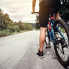 Homem em bicicleta, com o pé no chão, pronto para pedalar