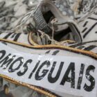 Detalhe de uma fantasia com uma faixa escrito "somos iguais"