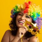 Foliã com peruca segura máscara sorrindo