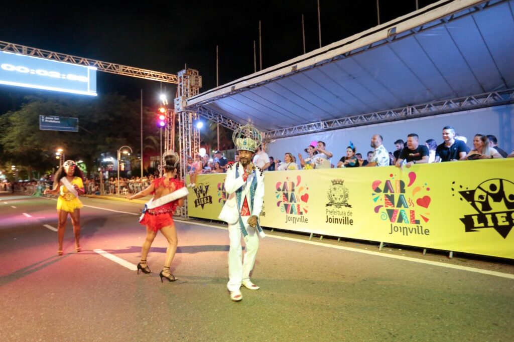 Carnaval encanta joinvilenses e reúne mais de 15 mil pessoas