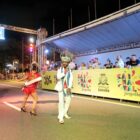 Realeza do Carnaval desfilando na avenida em frente ao palco