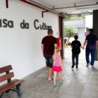 Pais e filhos andam na entrada da Casa da Cultura de Joinville
