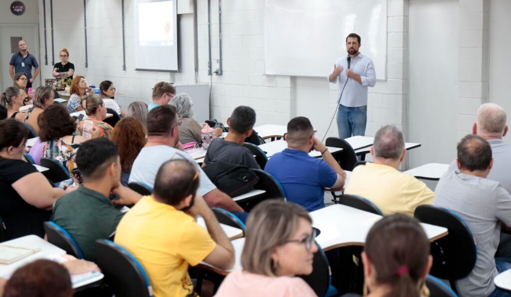 Professores de Joinville passam por formação antes da volta às aulas