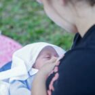 Mãe amamenta bebê