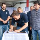 Prefeito assina ordem de serviço observado por outras autoridades