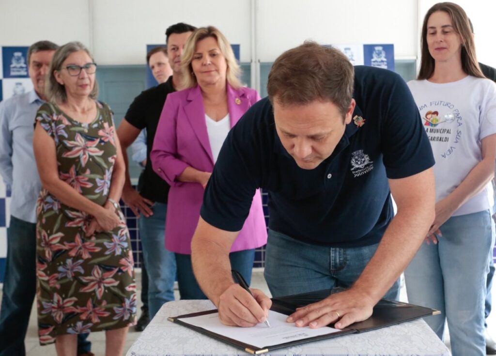 Prefeitura entrega Ordem de Serviço para construção de quadra coberta na Escola Municipal Anita Garibaldi