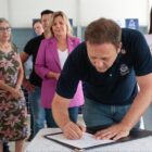 Prefeito assina ordem de serviço observado por outras autoridades