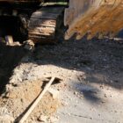 Detalhe de uma máquina trabalhando em rua