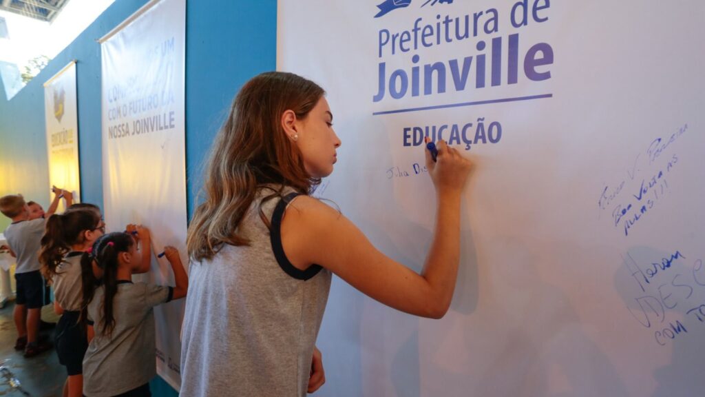 75 mil alunos voltam às aulas e Prefeitura de Joinville lança Programa Educação que Transforma
