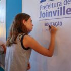 Aluna escreve em quadro
