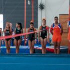 Atletas da ginástica artística se preparam para apresentação