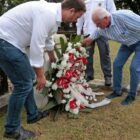 Prefeito Adriano coloca flores em túmulo