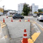 Rotatória com pintura e cones