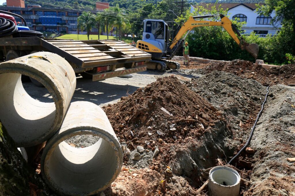 Prefeitura constrói área de convivência na área onde era localizado o Prédio Verde