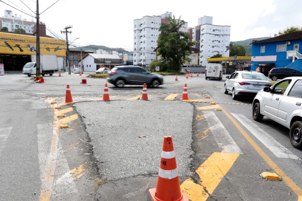 Interrupção no fornecimento de energia é necessária para remoção de poste em obra na rotatória do Iririú