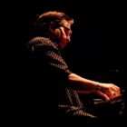 Músico tocando piano