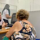 Cidadã sendo atendida por funcionário da Águas de Joinville