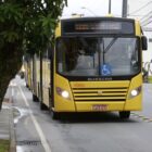ônibus urbano de Joinville em movimento em uma rua